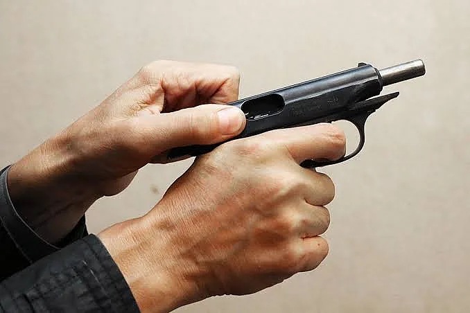 В Николаеве мужчина угрожал полицейскому самодельным пистолетом: отделался условным сроком