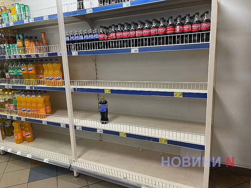 Порожні полиці налякали миколаївців: що відбувається у магазинах міста (фото)
