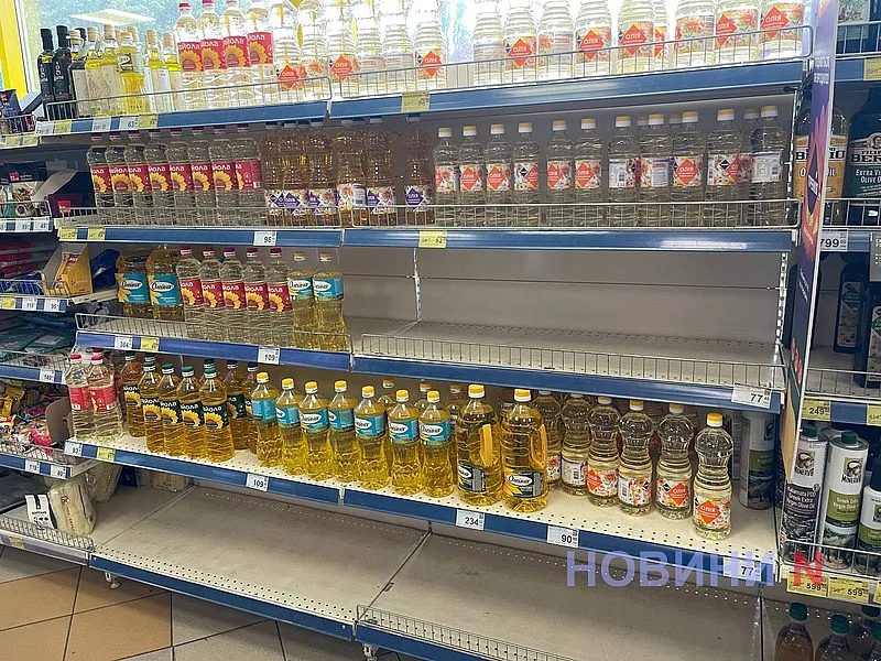 Порожні полиці налякали миколаївців: що відбувається у магазинах міста (фото)