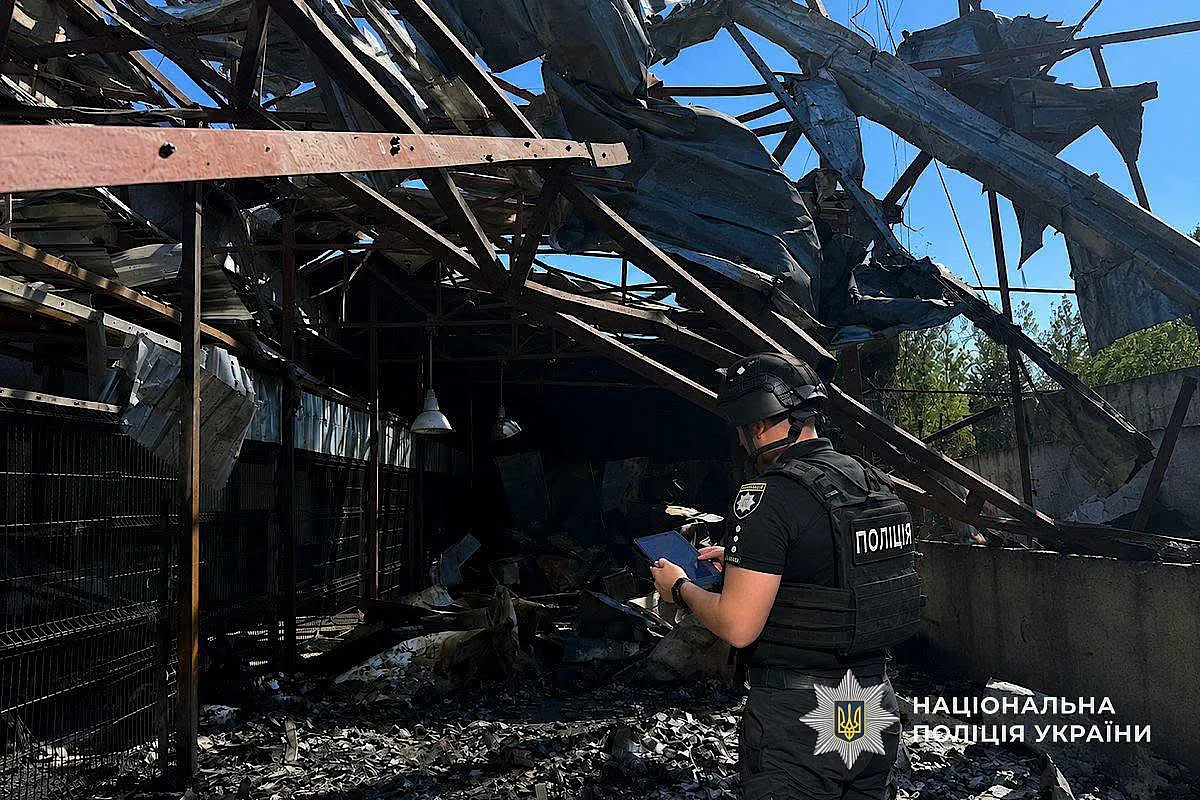 В Днепре в результате российского удара по складам погиб человек, восемь пострадали (фото)