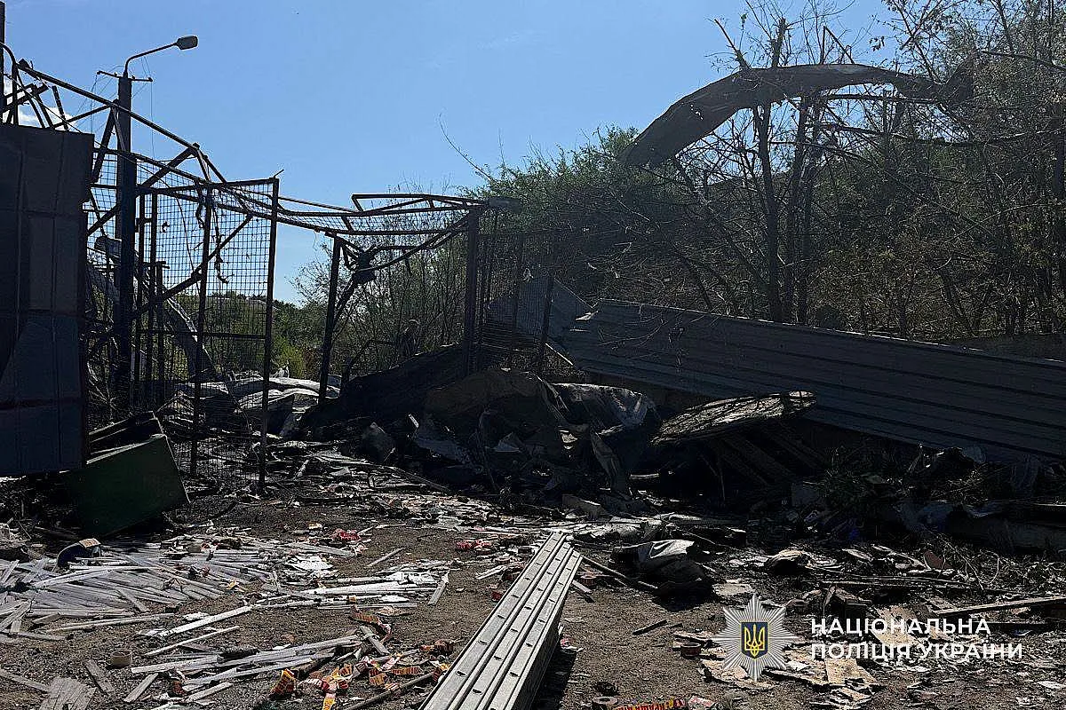 В Днепре в результате российского удара по складам погиб человек, восемь пострадали (фото)