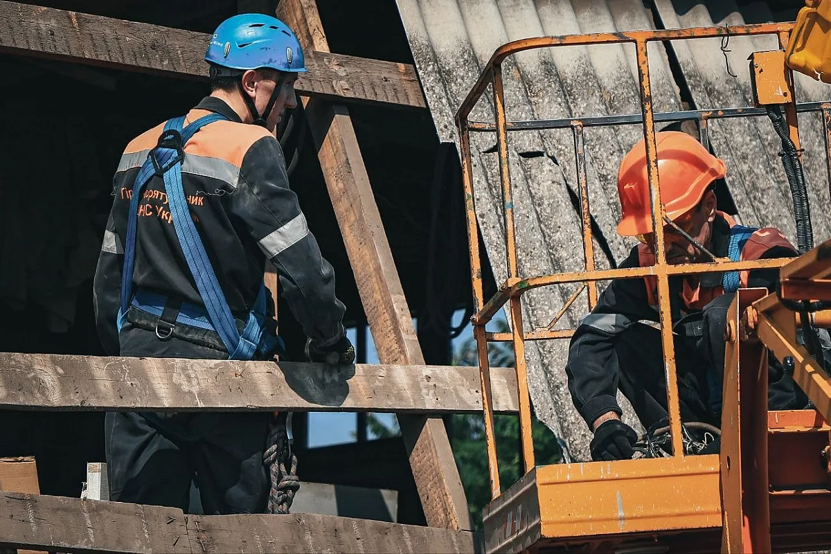 В Николаеве продолжают ликвидировать последствия обстрела (фото)