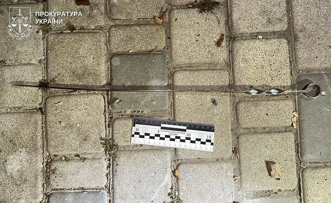Вбила чоловіка шампуром: мешканці Миколаєва повідомили про підозру