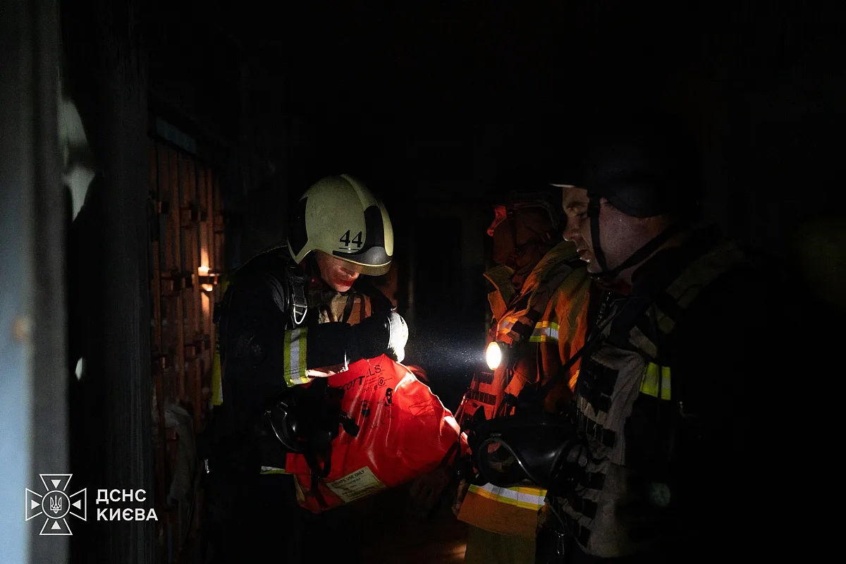 Удар по жилому дому в Киеве: пострадали три человека, 25 жителей эвакуировали (фото)