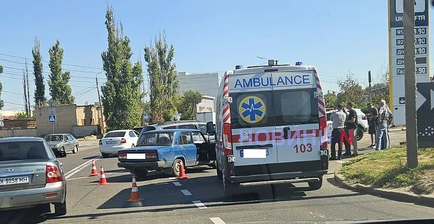 В Николаеве Mitsubishi не пропустил ВАЗ: пострадала пассажирка, образовалась пробка