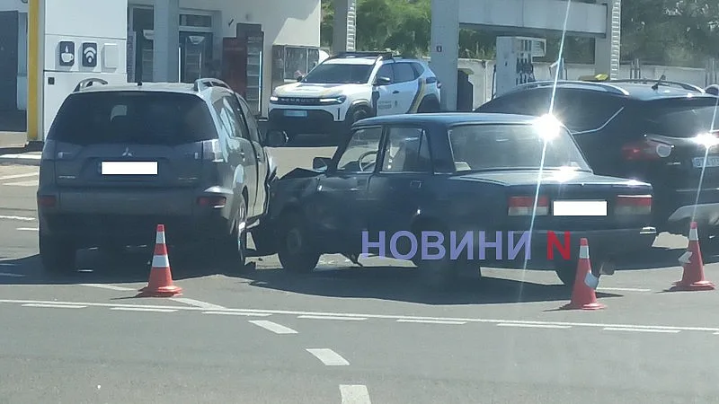 В Николаеве Mitsubishi не пропустил ВАЗ: пострадала пассажирка, образовалась пробка