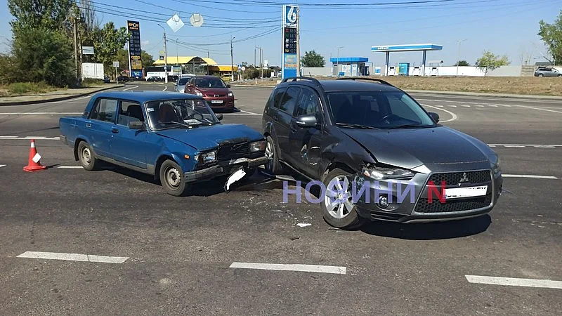 В Николаеве Mitsubishi не пропустил ВАЗ: пострадала пассажирка, образовалась пробка