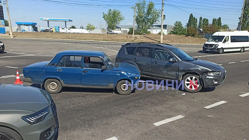 В Николаеве Mitsubishi не пропустил ВАЗ: пострадала пассажирка, образовалась пробка