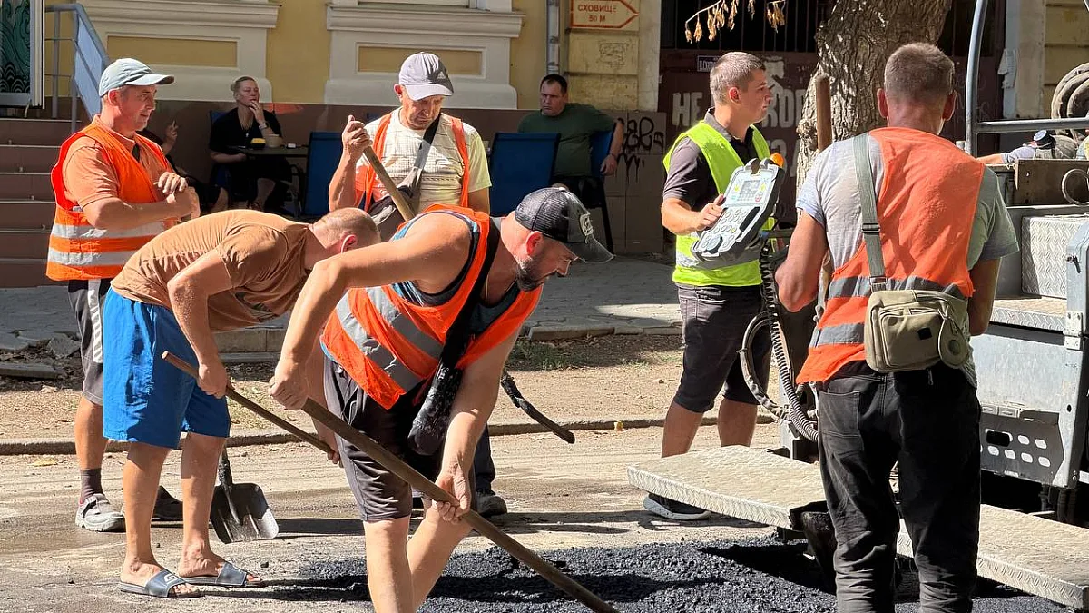 В Николаеве восстанавливают дорогу после ремонта тепловой сети (фото)