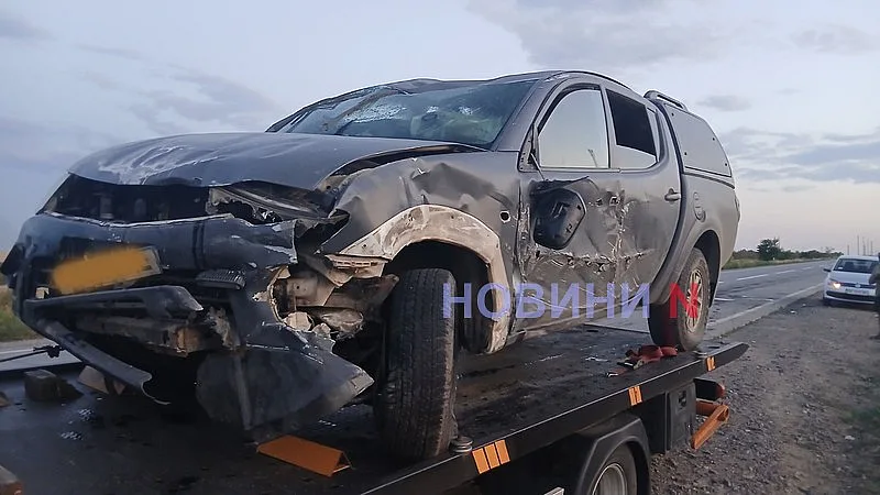 Под Николаевом столкнулись трактор и Mitsubishi: от удара оба перевернулись