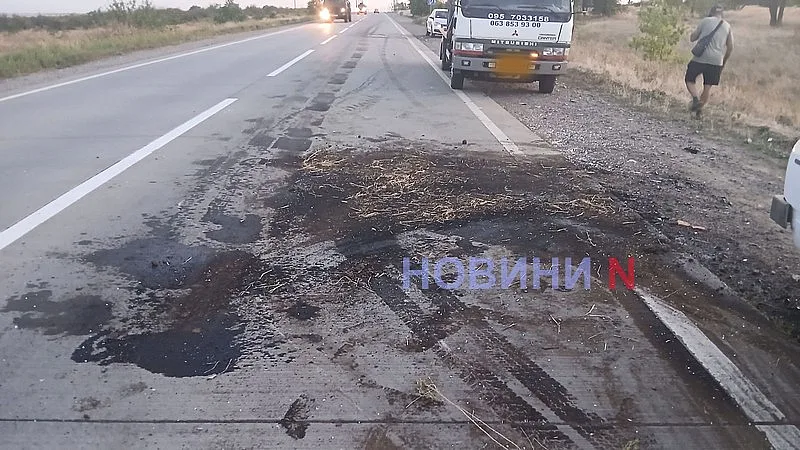 Под Николаевом столкнулись трактор и Mitsubishi: от удара оба перевернулись