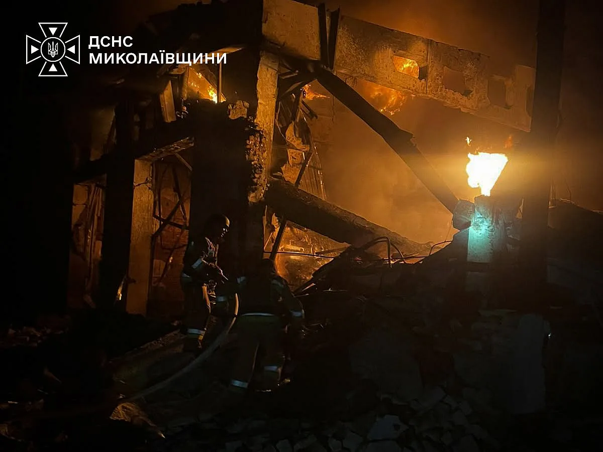 Пожары и разрушения: спасатели показали последствия атак на Николаевскую область