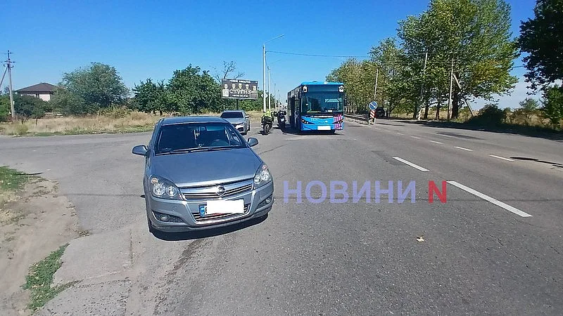 Водитель Opel не заметил автобус при развороте на проспекте в Николаеве 