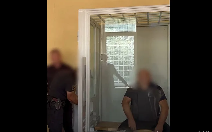 В Карпатах местный житель напал на туристов с камнями палкой