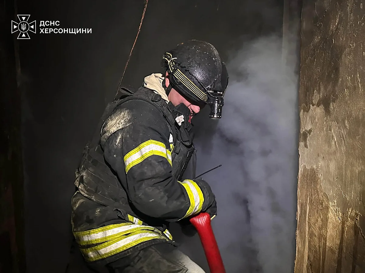 У Херсоні російський дрон ударив по багатоповерхівці: постраждала родина із двома дітьми