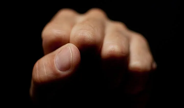 Ударил подростка и женщину: в Николаевской области мужчина получил 100 часов общественных работ