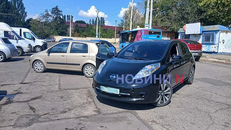 У старого железнодорожного вокзала в Николаеве столкнулись «Хюндай» и «Ниссан»