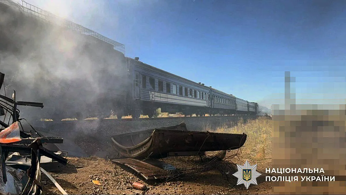 Удар по потягу Миколаїв — Херсон: з'явилися фото наслідків