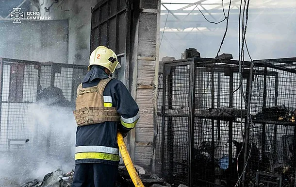 Атака на Сумы: поврежден объект инфраструктуры, возник пожар (фото)