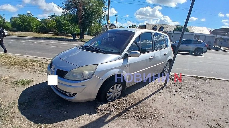 Fiat не пропустил Renault в Николаеве: после столкновения автомобиль врезался в дорожный знак