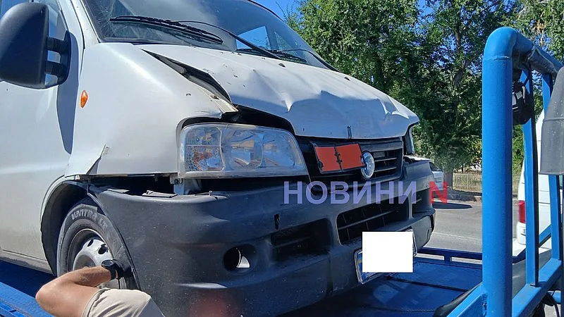 Fiat не пропустил Renault в Николаеве: после столкновения автомобиль врезался в дорожный знак