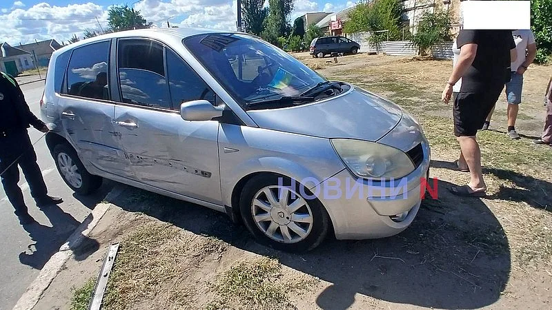 Fiat не пропустил Renault в Николаеве: после столкновения автомобиль врезался в дорожный знак