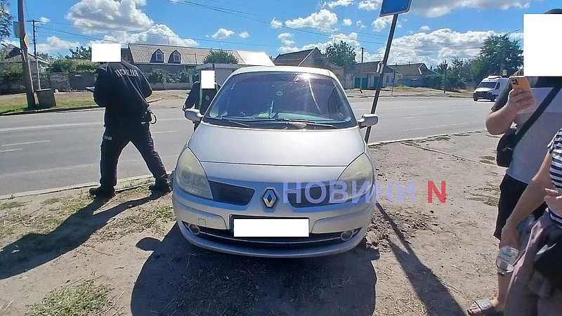 Fiat не пропустил Renault в Николаеве: после столкновения автомобиль врезался в дорожный знак