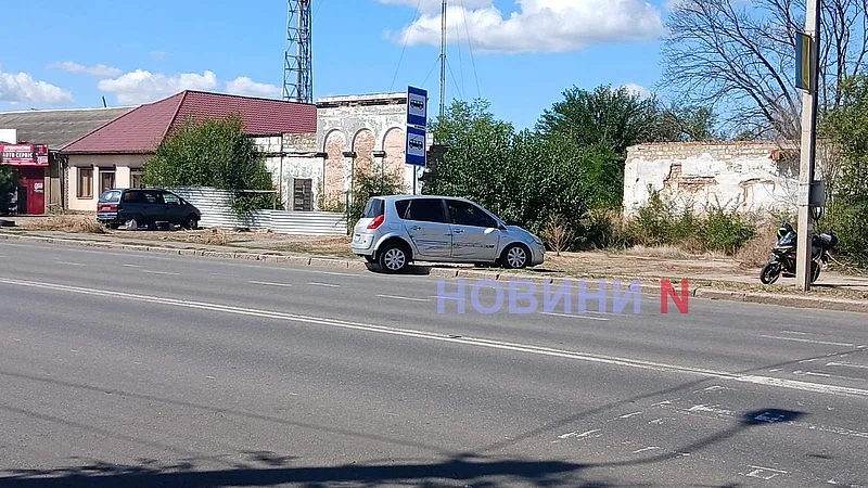 Fiat не пропустил Renault в Николаеве: после столкновения автомобиль врезался в дорожный знак
