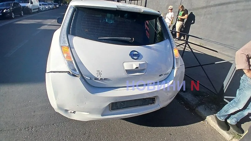 ВАЗ «догнал» Nissan у пешеходного перехода в центре Николаева: движение затруднено