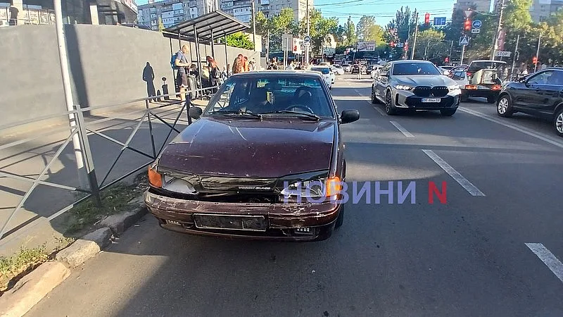 ВАЗ «догнал» Nissan у пешеходного перехода в центре Николаева: движение затруднено