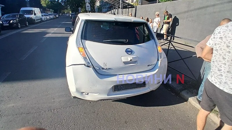 ВАЗ «догнал» Nissan у пешеходного перехода в центре Николаева: движение затруднено