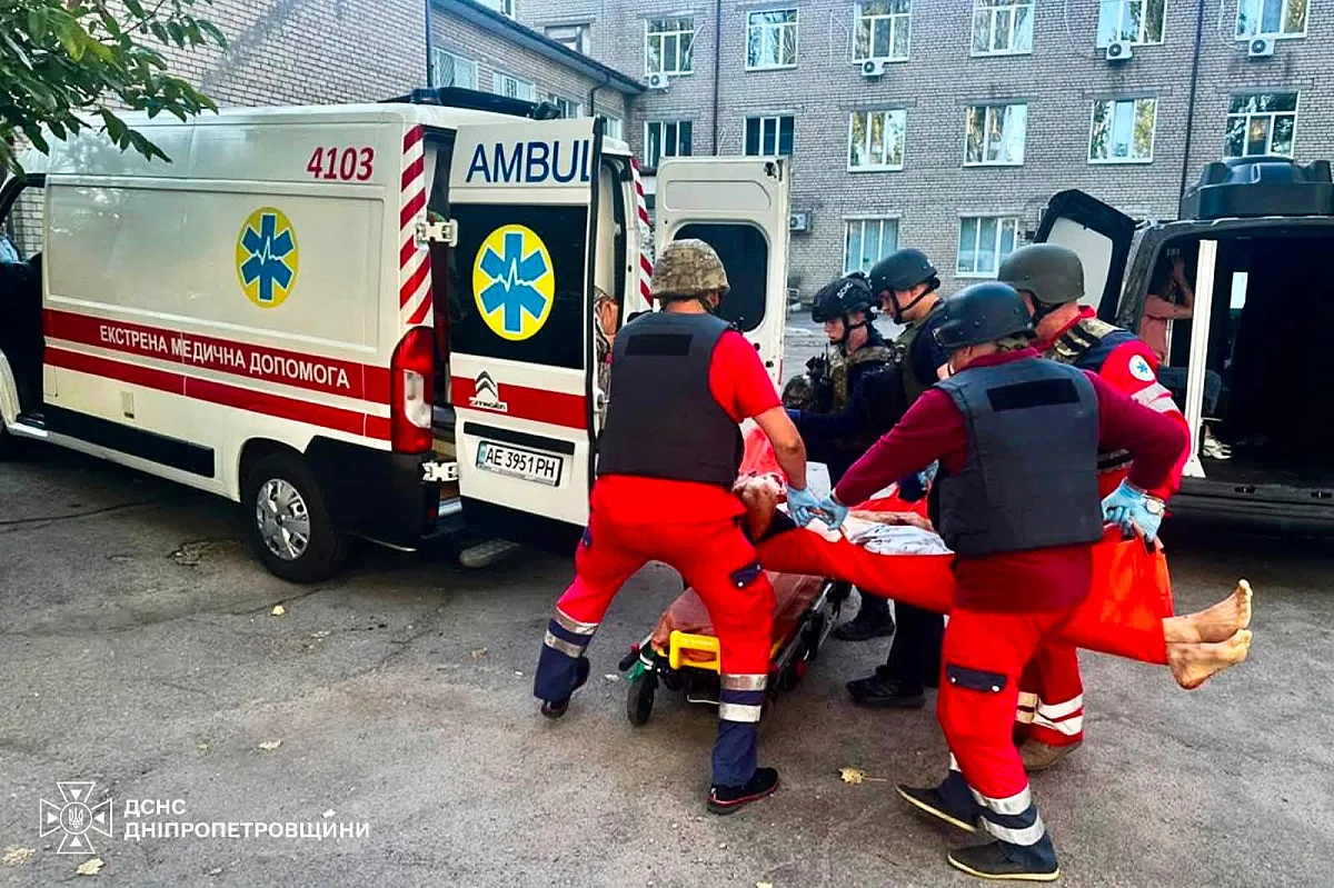 Поранення дворічної дівчинки в око та пожежа у пасажирському вагоні: наслідки атак РФ в Україні (фото, відео)