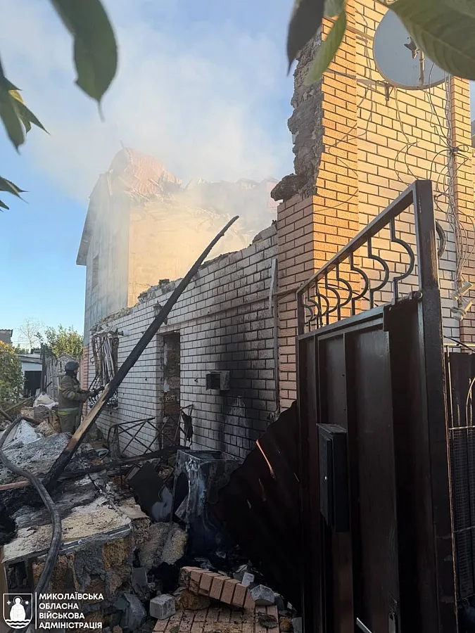 Появились фото и видео последствий вражеского удара по Николаеву