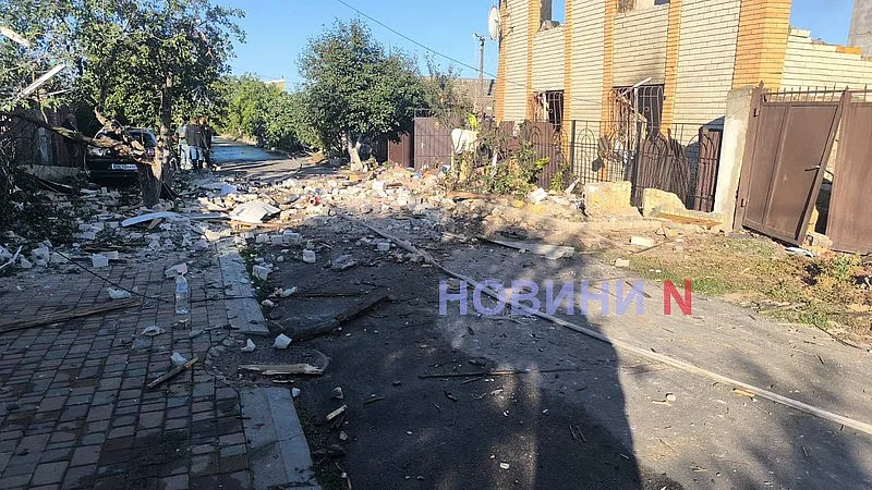 Появились фото и видео последствий вражеского удара по Николаеву