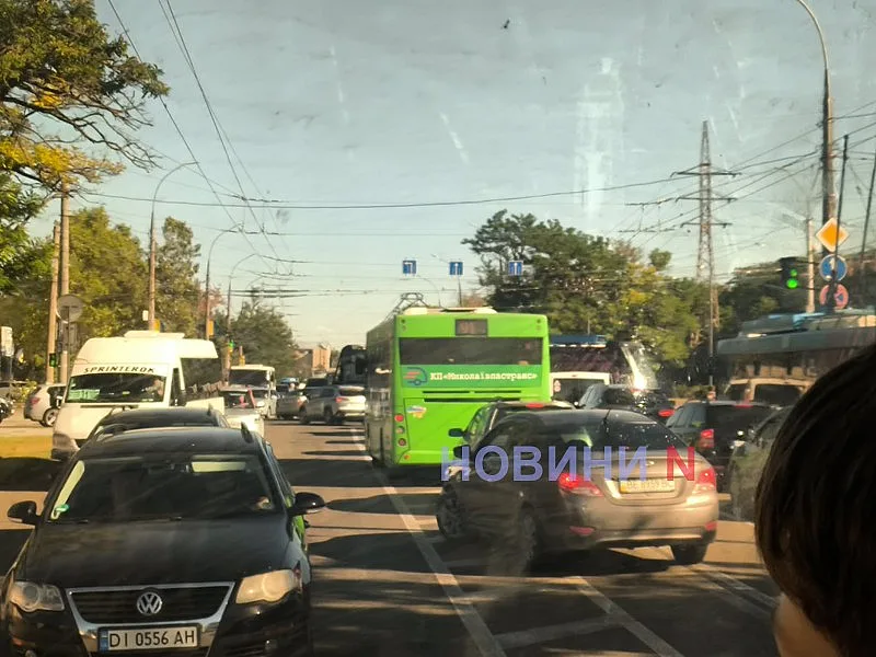 В Николаеве трамвай врезался в «Тойоту»: движение по Богоявленскому проспекту практически заблокировано