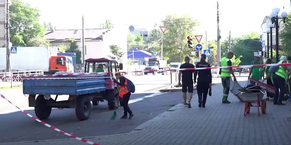 В Николаеве коммунальщики ликвидируют последствия атак (видео) 