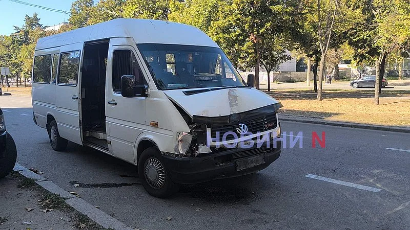 В центре Николаева столкнулись две маршрутки