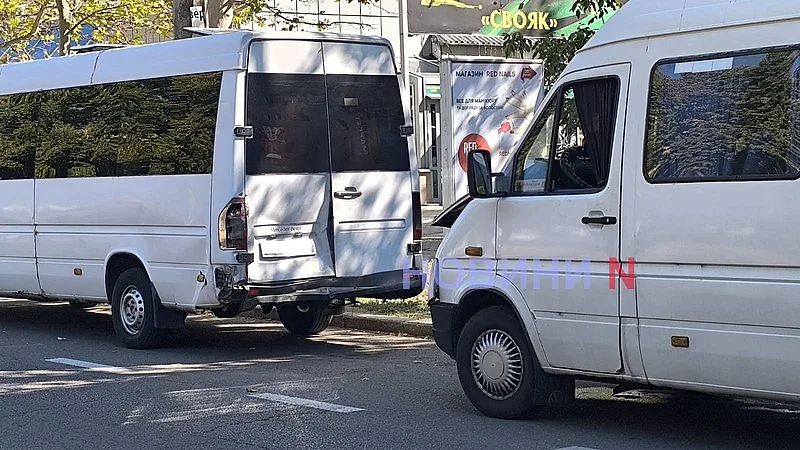 В центре Николаева столкнулись две маршрутки