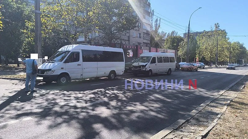 В центре Николаева столкнулись две маршрутки