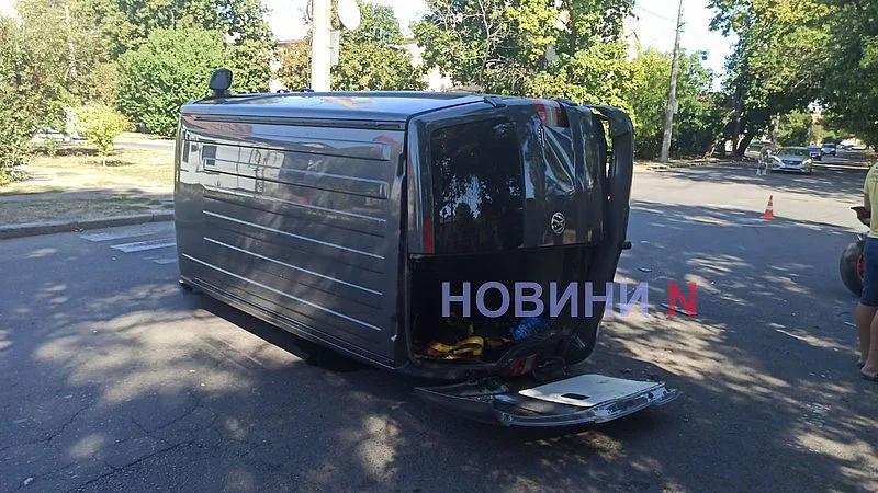 «Шевроле» перевернув мікроавтобус у Миколаєві: рух заблокований