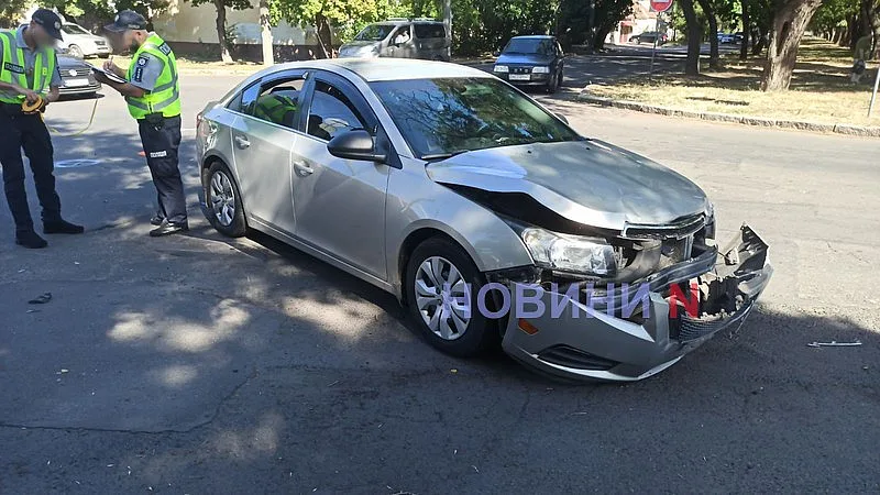 «Шевроле» перевернув мікроавтобус у Миколаєві: рух заблокований