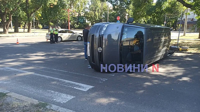 «Шевроле» перевернув мікроавтобус у Миколаєві: рух заблокований
