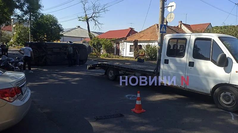 «Шевроле» перевернув мікроавтобус у Миколаєві: рух заблокований