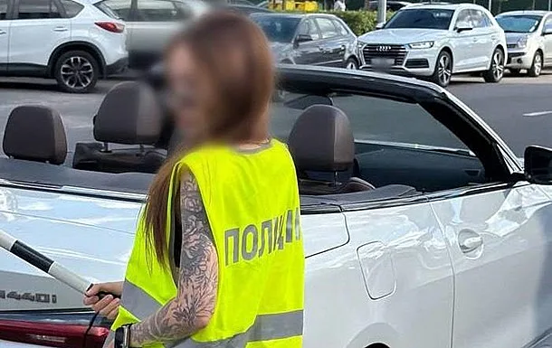 У Києві блогерку оштрафують на 34 тисячі за відео в поліцейському жилеті та з жезлом