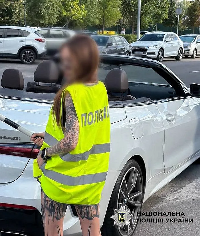 У Києві блогерку оштрафують на 34 тисячі за відео в поліцейському жилеті та з жезлом