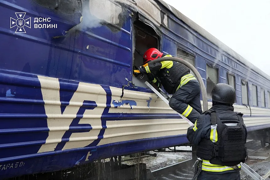 В Луцке после российского удара загорелись вагоны поезда (фото, видео)