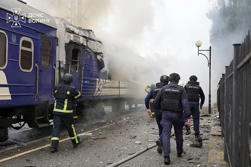 В Луцке после российского удара загорелись вагоны поезда (фото, видео)