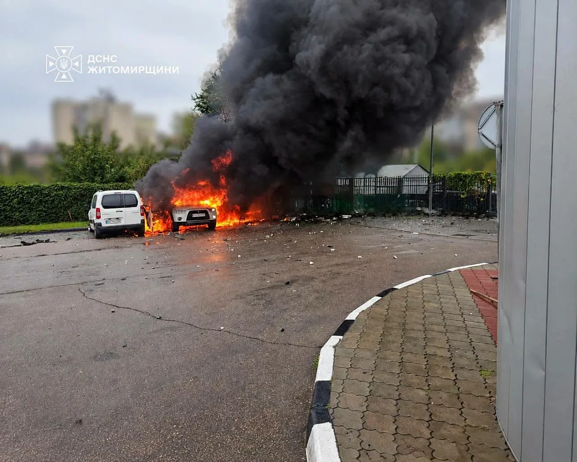 Російський дрон атакував зупинку у центрі міста на Житомирщині: є загиблі