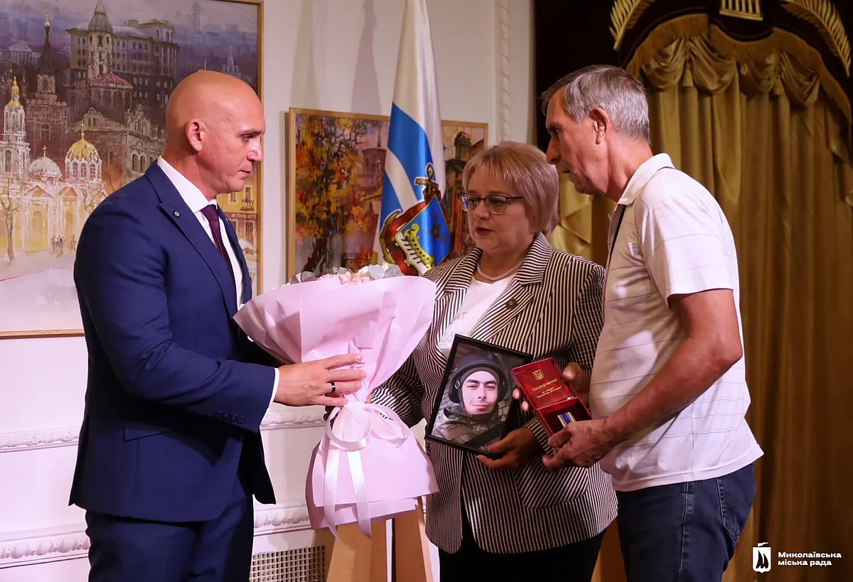 В Николаеве ко Дню города наградили защитников, волонтеров и партнеров города