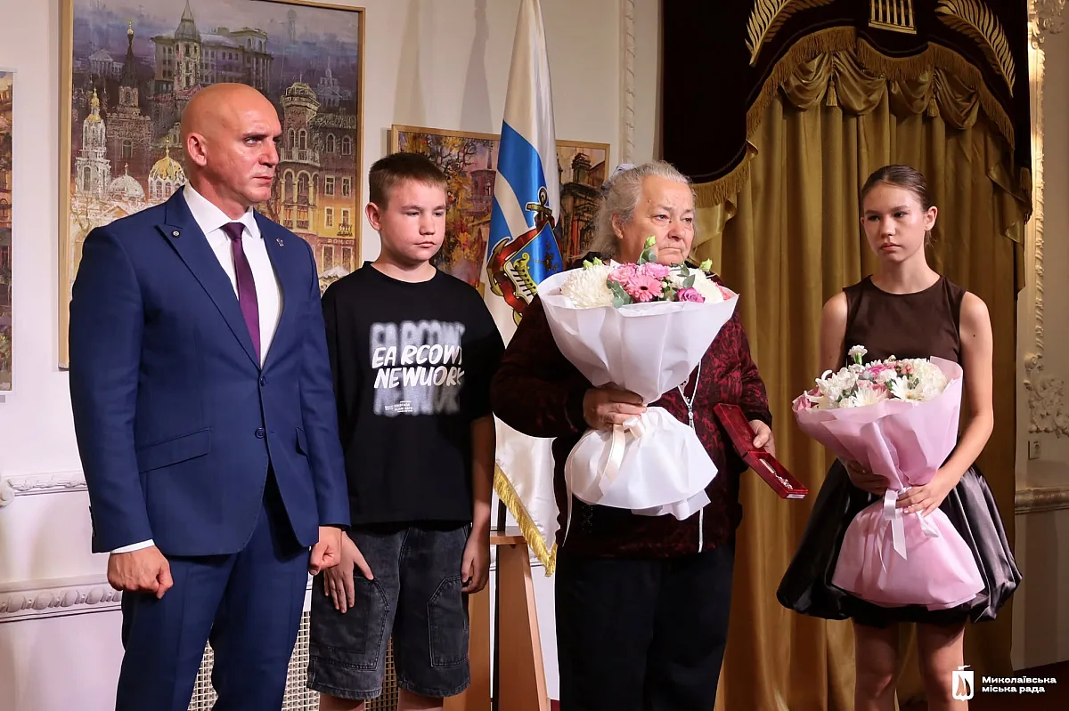 В Николаеве ко Дню города наградили защитников, волонтеров и партнеров города